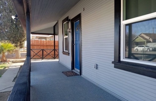 Mojave Casa | Home away from home in Mojave With parking space in the driveway