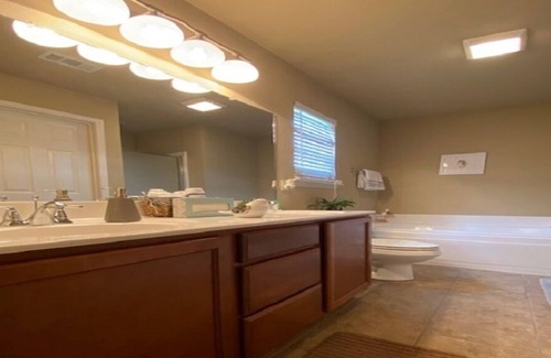 Shannon Hills Cama Y Desayuno | Home Away From Home Master Bedroom - Right Off I-30