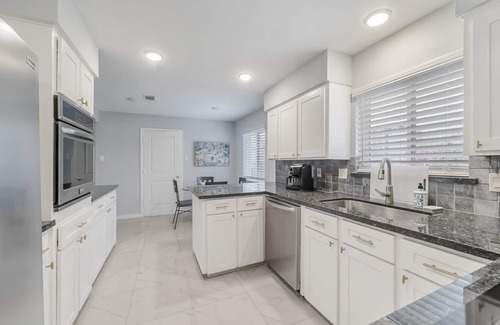 Houston Casa | Home Away From Home, Med Center, Sports, Shopping