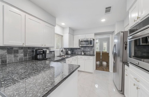Houston Casa | Home Away From Home, Med Center, Sports, Shopping