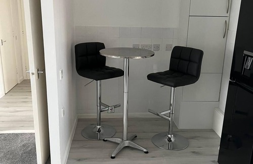 Notting Dale Apartamento | Home away from home. Stylish and modern apartment with proximity to airport.