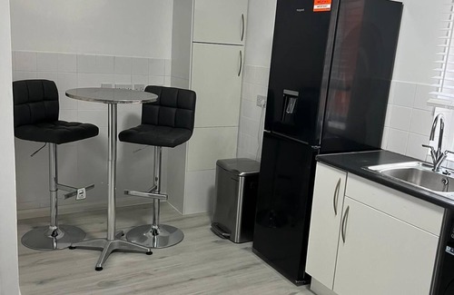 Notting Dale Apartamento | Home away from home. Stylish and modern apartment with proximity to airport.