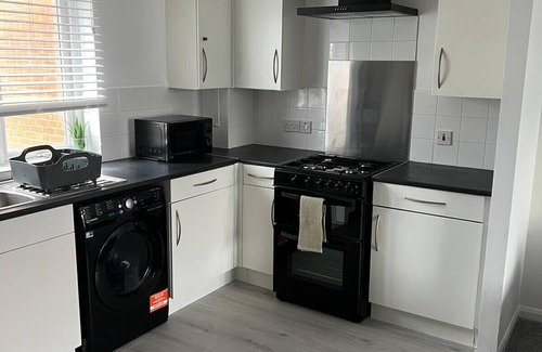 Notting Dale Apartamento | Home away from home. Stylish and modern apartment with proximity to airport.