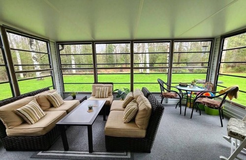 Huron-Kinloss Cama Y Desayuno | Home Away from Home (Point Clark) Clean and quiet Room for Rent!
