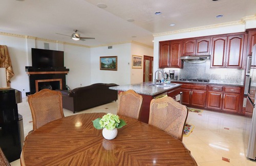Southwest Anaheim Casa | Home Away from Home