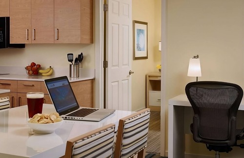 Schaumburg Apartamento | Home Away from Home! Budget-friendly Accommodation! Pets Allowed, Pool, Parking