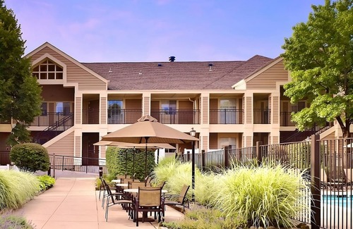 Schaumburg Apartamento | Home Away from Home! Budget-friendly Accommodation! Pets Allowed, Pool, Parking