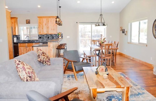 Mountain View Estates Casa | Home away from home with Hot tub and mountain view