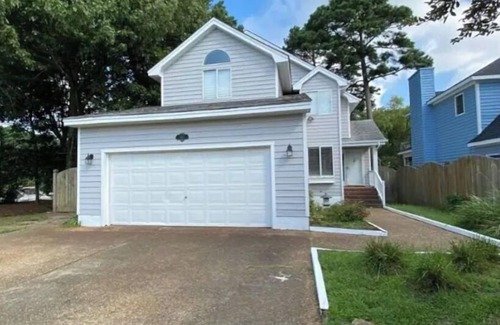 Dam Neck Casa | Home Blocks away from Beach!