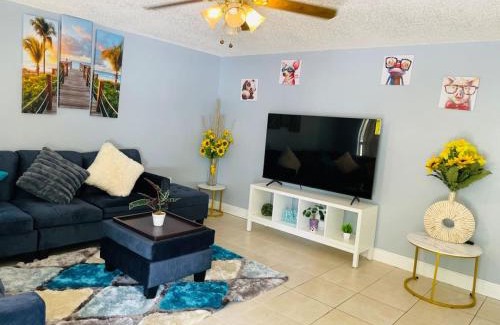 West Lealman Casa | Home close to Saint Pete Pier quiet Spacious