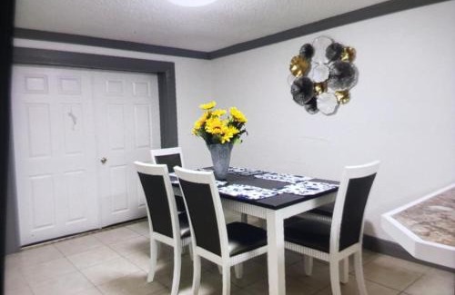 West Lealman Casa | Home close to Saint Pete Pier quiet Spacious