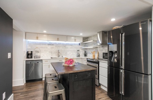 Antioch Casa | Home for 10 close to BNA & DOWNTOWN Nashville KING bed FENCED Patio BAR & Yard