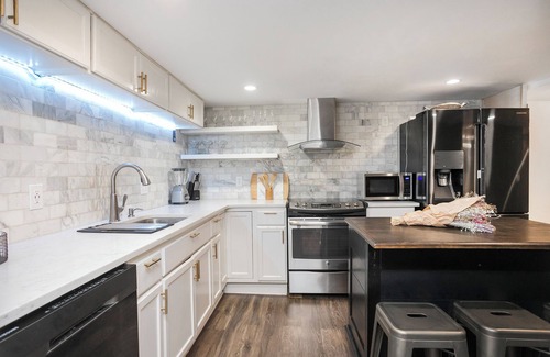 Antioch Casa | Home for 10 close to BNA & DOWNTOWN Nashville KING bed FENCED Patio BAR & Yard