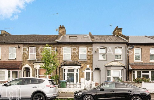Stratford Casa | Home for Contractors & Families | Garden & Amenities