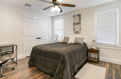Kenner - Louis Armstrong International Airport Casa | Home in a quiet safe neighborhood mins to Nola & Airport KING BED.