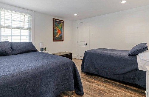 Kenner - Louis Armstrong International Airport Casa | Home in a quiet safe neighborhood mins to Nola & Airport KING BED.