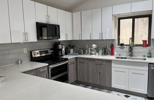 Lake Ariel Chalet De Esquí | Home in amenity filled Hideout community with hot tub, fire pit, theater room!