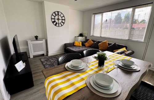Northampton Casa | Home in Northampton 3 bed entire space with private drive parking