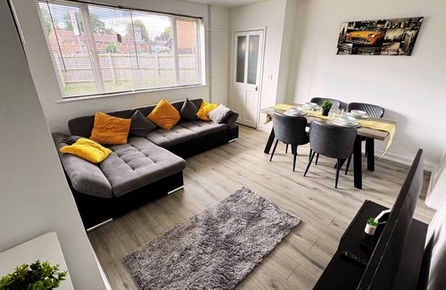 Northampton Casa | Home in Northampton 3 bed entire space with private drive parking