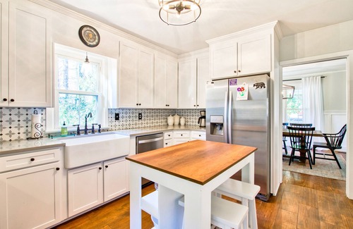 Montreat Cabaña | Home in the heart of Montreat with arcade, firepit & washer/dryer - dog-friendly
