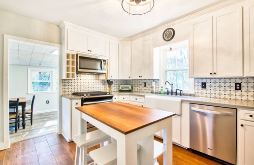 Montreat Cabaña | Home in the heart of Montreat with arcade, firepit & washer/dryer - dog-friendly