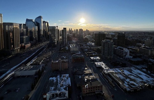 Connaught Condominio | Home in the Sky 2 Bed 2 Bath Sunny Corner Unit
