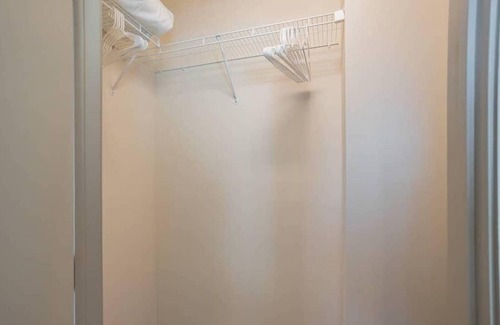 University City Apartamento | El hogar está en un edificio de dos años con excelentes comodidades.