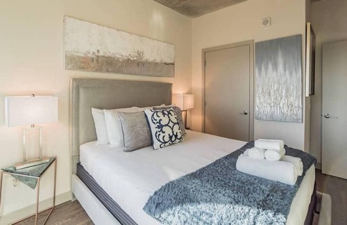 University City Apartamento | El hogar está en un edificio de dos años con excelentes comodidades.