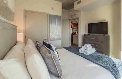 University City Apartamento | El hogar está en un edificio de dos años con excelentes comodidades.