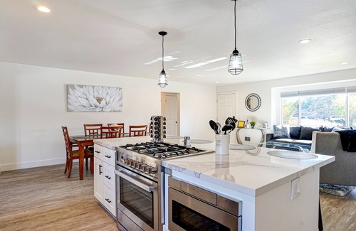 Memorial Hospital Neighborhood Casa | Home near montgomery village w/ heated pool