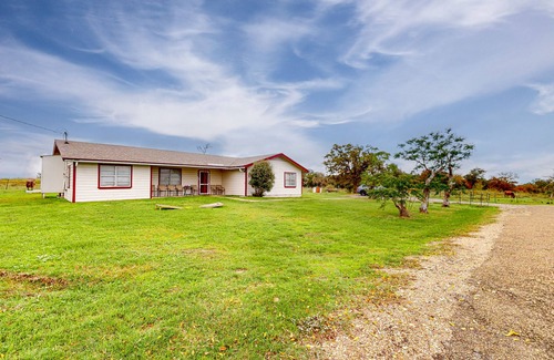 Lyons Casa | Home near Somerville Lake with firepit, BBQ pit, gazebo, washer/dryer, & patio