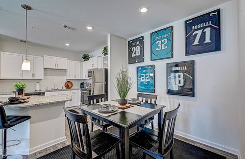 Jacksonville Apartamento | ⭐HOME OF THE JAGUARS⭐private patio, w/POOL Near Downtown, NAS & Shopping