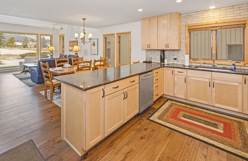 Big Sky Meadow Village Condominio | Home on Big Sky Golf Course w/fireplace & community pool/hot tub -The Lone Peak Lookout