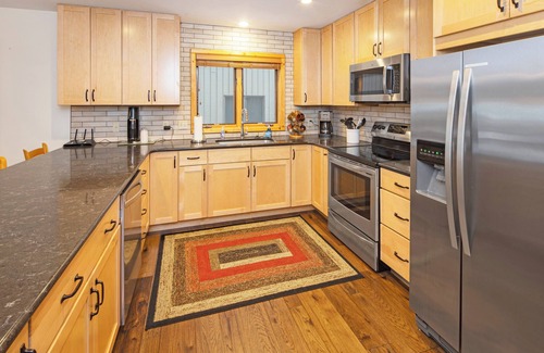 Big Sky Meadow Village Condominio | Home on Big Sky Golf Course w/fireplace & community pool/hot tub -The Lone Peak Lookout