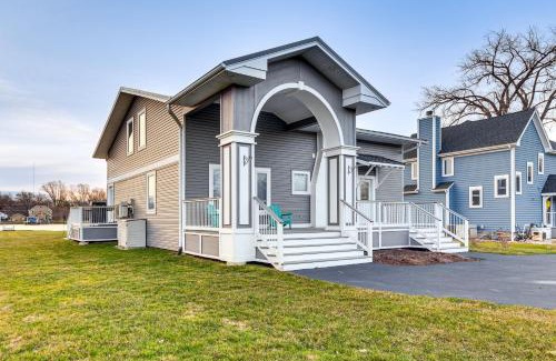 McHenry Casa | Home on Fox River Modern Decor Style!