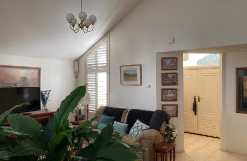 Swan Hill Casa | HOME STAY on HIGH Queen Bed -Private Home -Private Bathroom