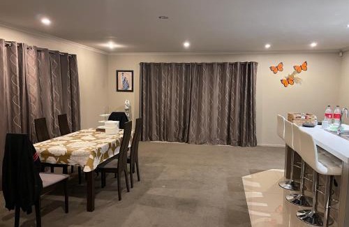 Hamilton Casa | Home Stay Queen Bed Room 1