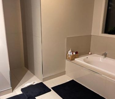 Hamilton Casa | Home Stay Queen Bed Room 1