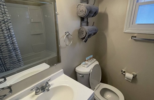 Wildwood Hotel | Home style,cozy room a block from the beach
