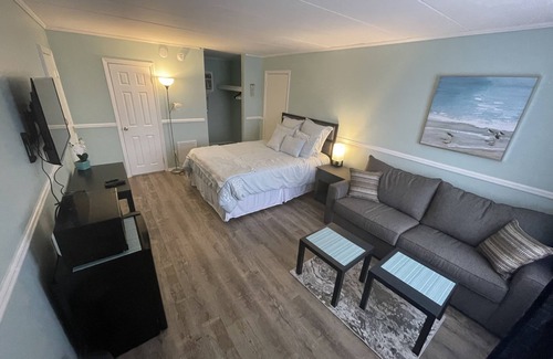 Wildwood Hotel | Home style,cozy room a block from the beach