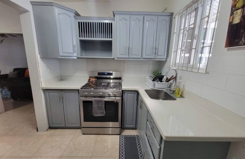 Harbour View Casa | Home Sweet Home. 7 minutes from Kingston Airport, 20 mins to Bob Marley Museum!