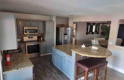 Sunrise Manor Casa | Home Sweet Home / Pool and Jacuzzi Available