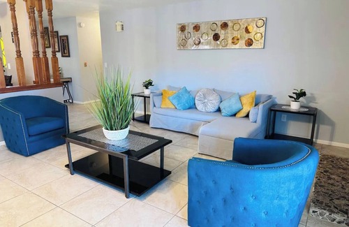 Sunrise Manor Casa | Home Sweet Home with 8bds, 8 mins from Freemont St