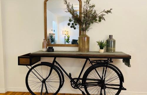 South Boise Village Casa | Home Sweet Idahome, feels like home with all the decor you wish you could afford King bed in master, fully fenced dog friendly yard, a few blocks from BSU and downtown Boise, Your perfect stay!