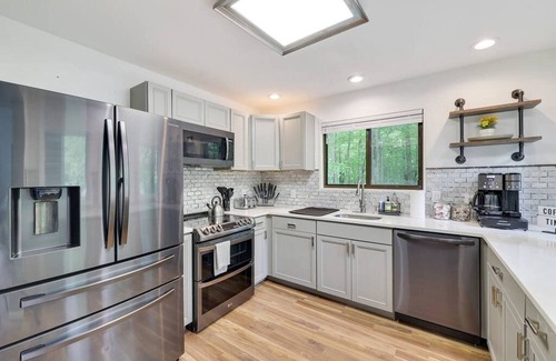Tobyhanna Casa | Home Sweet Poconos! 4bd with fire pit, hot tub, and game room! Sleeps 13.