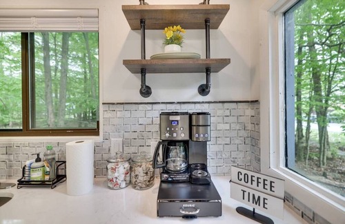Tobyhanna Casa | Home Sweet Poconos! 4bd with fire pit, hot tub, and game room! Sleeps 13.