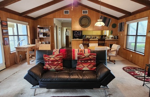 Wimberley Casa | Casa de estilo Lodge, hermosos jardines, cocina al aire libre y una gran bañera de hidromasaje