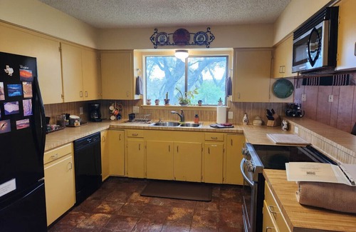 Wimberley Casa | Casa de estilo Lodge, hermosos jardines, cocina al aire libre y una gran bañera de hidromasaje