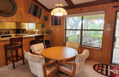 Wimberley Casa | Casa de estilo Lodge, hermosos jardines, cocina al aire libre y una gran bañera de hidromasaje