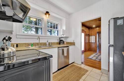 Arden Casa | Home + Tiny Home 15 mins to Asheville! Firepit-Hot tub-Dog Friendly-Games Galore